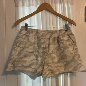 Vineyard Vines Camouflage Women's Shorts - S